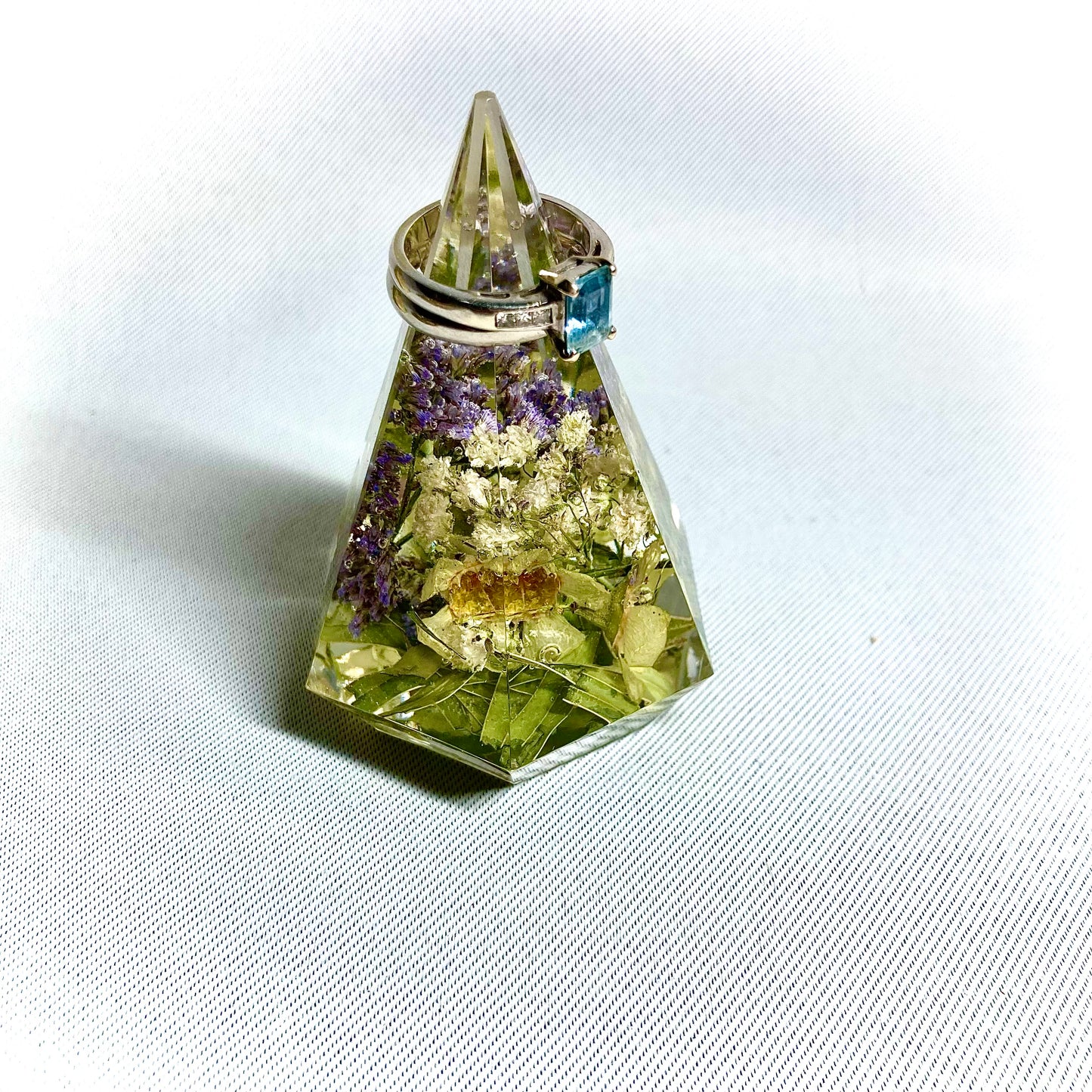 Flower Preservation faceted ring holder