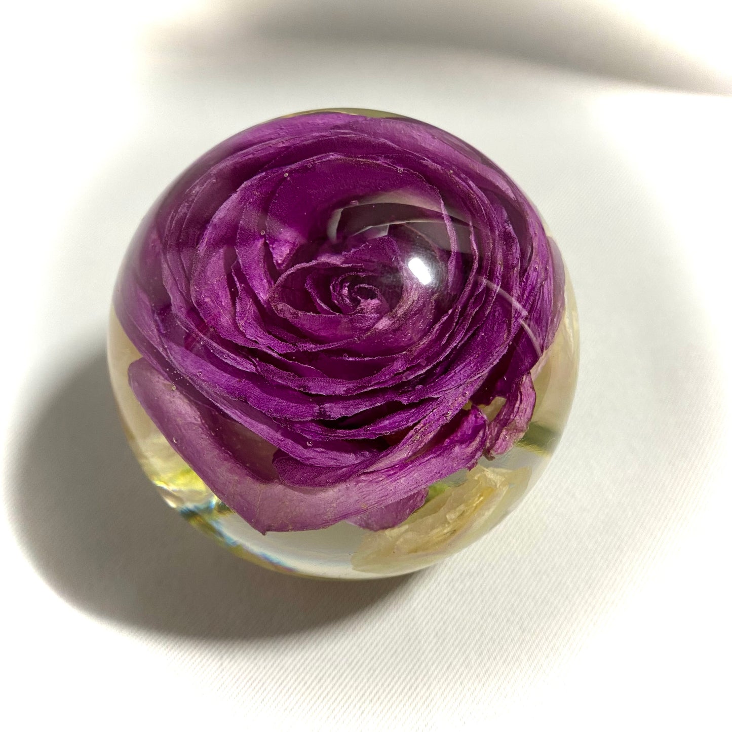 8cm flat bottom sphere with pink rose and lisianthus