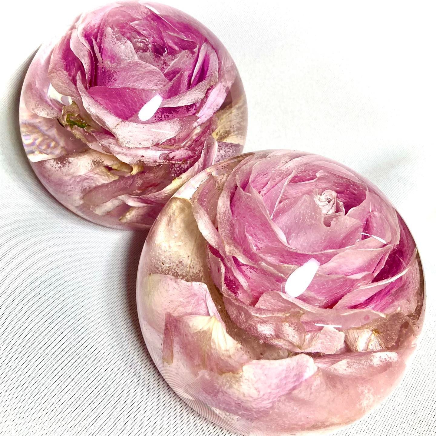 Preserve your memories of the special day with our beautiful Wedding Flowers Resin Sphere Paperweight. Handcrafted with love, our large resin spheres are perfect for showcasing your stunning wedding flowers in an elegant and unique way.